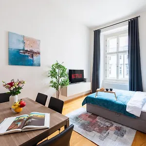  Apartament Spacious 3-bedrooms Near Karlin Square
